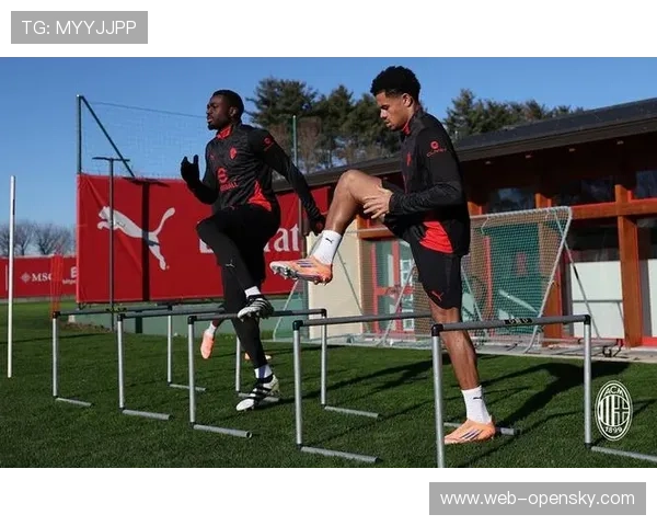 AC米兰备战博洛尼亚，训练课重点演练定位球攻防